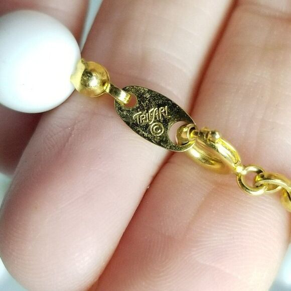 Vintage Trifari White and Gold Tone Long Plastic Beaded Necklace, Funky Shapes - Picture 4 of 8